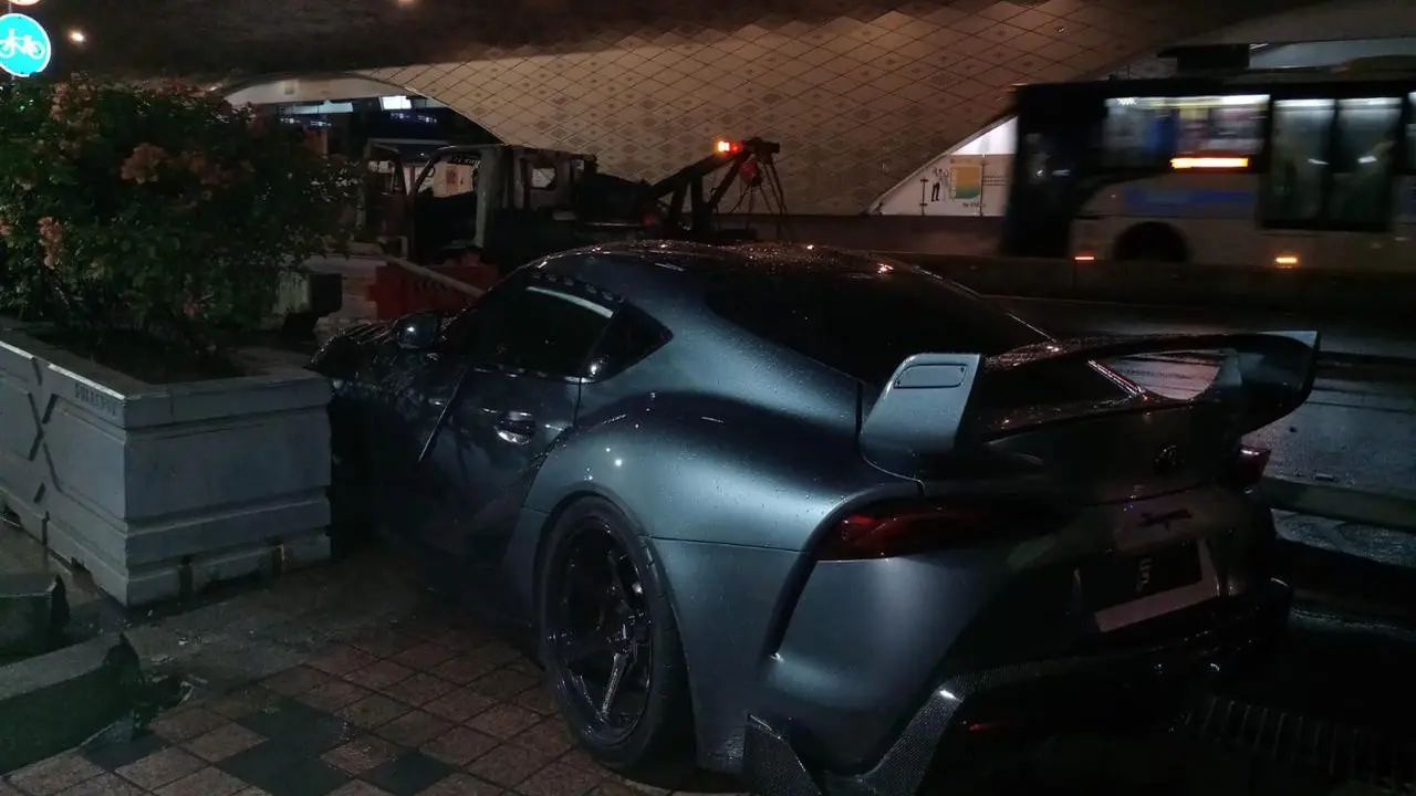 Mobil Sport Toyota Supra Tabrak Tiang hingga Roboh dan Timpa Pemotor di Jalan MH Thamrin Jakpus
