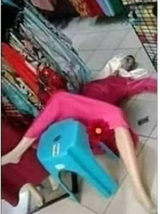 9 Manekin Pose Capek Berdiri Ini Bikin Pembeli Tepuk Jidat
