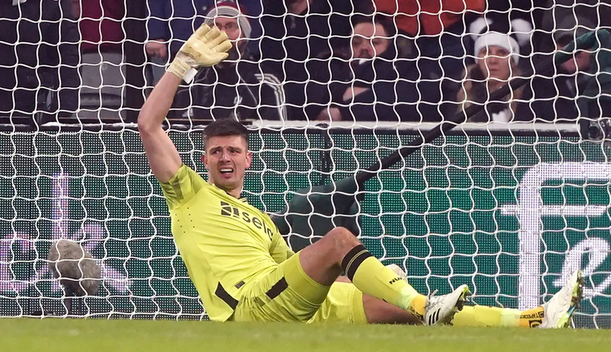 Newcastle ganti mengancam lima menit kemudian lewat Anthony Gordon. Beruntung bagi MU, penjaga gawang Andre Onana masih mampu menyelamatkan gawangnya dari kebobolan. (Owen Humphreys/PA via AP)