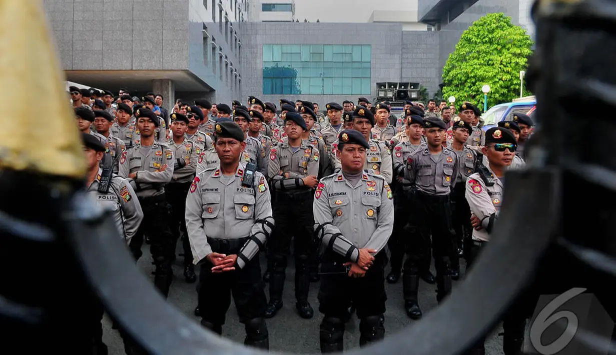 Demo yang berlangsung di depan kantor DPRD DKI tersebut mendapat pengawalan ketat dari ratusan anggota polisi, Jakarta, (17/10/14). (Liputan6.com/Johan Tallo)