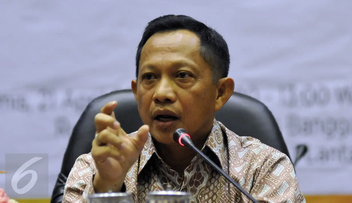 Kepala BNPT, Komjen Pol Tito Karnavian saat memberikan pendapatnya dalam diskusi PKS di Gedung Nusantara I Kompleks Parlemen, Senayan, Jakarta, Kamis (21/4). Diskusi itu membahas Radikalisasi dan Terorisme dalam Perspektif NKRI. (Liputan6.com/Johan Tallo)
