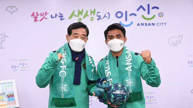 Asnawi Mangkualam diperkenalkan oleh Ansan Greeners FC pada Kamis (18/2/2021).
