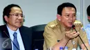 Menko Kemaritiman & Sumber Daya, Rizal Ramli dan Gubernur DKI Jakarta, Basuki Tjahaja Purnama (Ahok) menjelaskan hasil rapat Reklamasi Teluk Jakarta, Senin (18/4). Untuk sementara proyek Reklamasi Teluk Jakarta dihentikan. (Liputan6.com/Angga Yuniar)