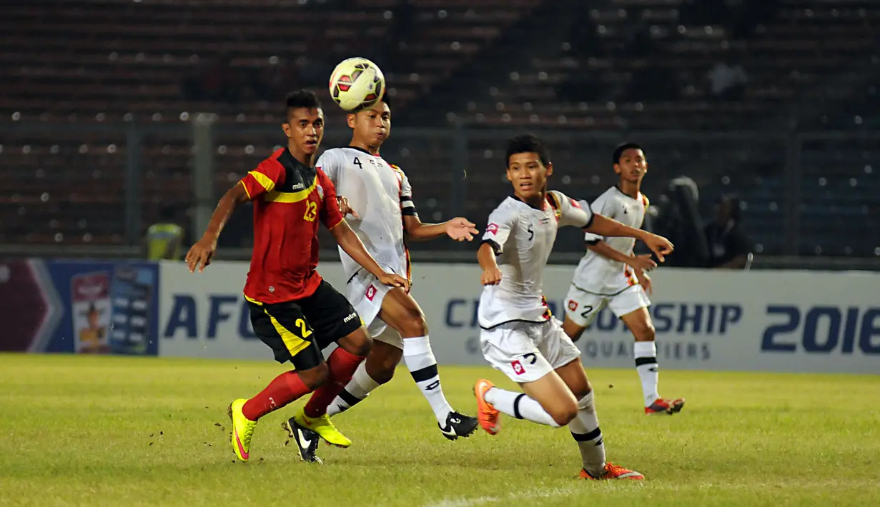 Penyerang timnas Timor Leste U-23, Jose Carlos Da Fonseca (kiri) berebut bola dengan dua pemain Brunei Darussalam di laga kualifikasi grup H Piala Asia 2016 di Stadion GBK Jakarta, (31/3/2015). Timor Leste unggul 3-0. (Liputan6.com/Helmi Fithriansyah)
