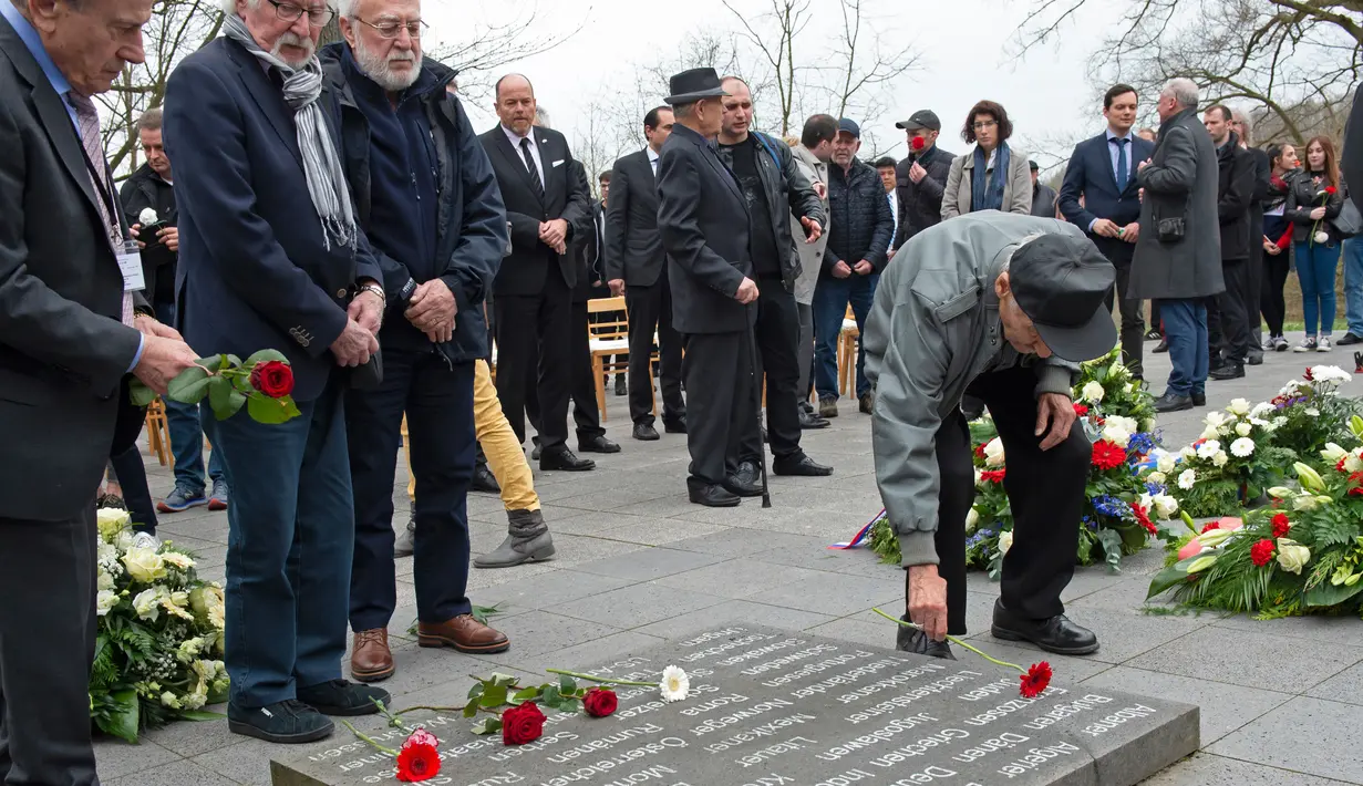 Mantan korban kamp konsentrasi Nazi meletakkan bunga selama upacara peringatan 73 tahun pembebasan di bekas kamp konsentrasi Nazi Mittelbau Dora, Jerman (11/4). (AP Photo / Jens Meyer)