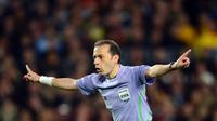 Wasit asal Turki, Cuneyt Cakir, dipercaya menjadi pengadil dalam leg 1 babak perempat final Liga Champions 2017-2018 antara Juventus kontra Real Madrid. (AFP/Adrian Dennis)
