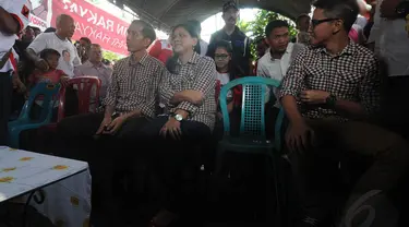 Jokowi didampingi istri, Iriana Widodo mengunjungi Kampung Nelayan Indah di Medan, Selasa (10/6/14). (Liputan6.com/Herman Zakharia)