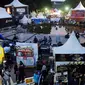 Puluhan stand fashion clothingan berjajar di JakCloth 2015 yang dihelat di Parkir Timur Senayan Jakarta, Rabu (30/12/2015). JakCloth 2015 berlangsung pada 30 Desember 2015 hingga 3 Januari 2016. (Liputan6.com/Helmi Fithriansyah)