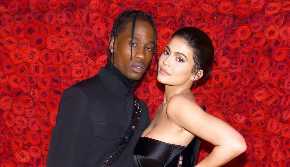 Bahkan Kylie Jenner buka-  bukaan mengenai Travis Scott   yang sebelumnya tak pernah   terjadi. (Dimitrios Kambouris-Getty Images-US Magazine)