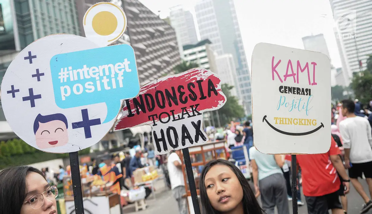 Massa yang tergabung dalam Siber Kreasi mengadakan kampanye anti hoax saat Car Free Day di Sudirman, Jakarta, Minggu (9/12). Siber Kreasi mengajak masyarakat untuk lebih cermat dalam membaca dan menyebarkan berita di medsos. (Liputan6.com/Faizal Fanani)