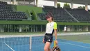 Ayu Dewi juga menjadi salah satu seleb yang menggandrungi olahraga tenis. Dalam foto ini, dirinya terlihat mengenakan outfit tenis lengan pendek dipadu pants hitam, dan sneakers serta kaus kaki tinggi berwarna putih. Foto: Instagram.