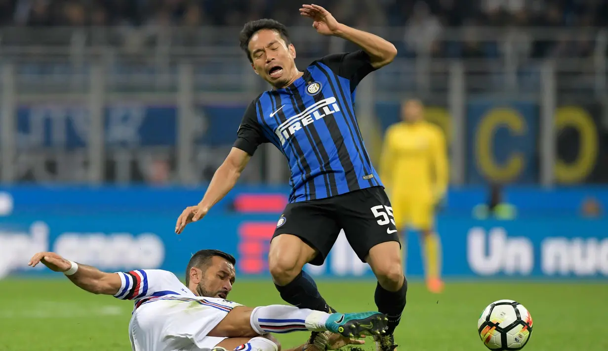Bek asal Jepang, Yuto Nagatomo (kanan) dilanggar pemain Sampdoria saat bertanding pada Liga Serie A Italia di stadion San Siro, Milan pada 24 Oktober 2017. Yuto Nagatomo dipinjamkan dari Inter Milan ke Galatasaray. (AFP Photo/Miguel Medina)