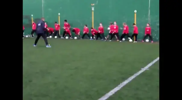 Video sebuah akademi sepakbola yang berada di kota Barcelona menunjukan kemampuan anak didik mereka dalam mengolah si kulit bundar.