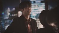 Kang Tae Oh dalam foto di balik layar drakor Extraordinary Attorney Woo. (ENA via Soompi)