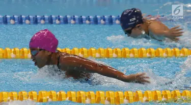 Aksi atlet Indonesia, Syuci Indriani (kiri) saat final 100 meter gaya kupu-kupu putri S14 di Aquatic Center, Jakarta, Rabu (10/10). Syuci berhasil meraih mendali perak dengan catatan waktu 1 menit 11,08 detik. (Merdeka.com/Imam Buhori)