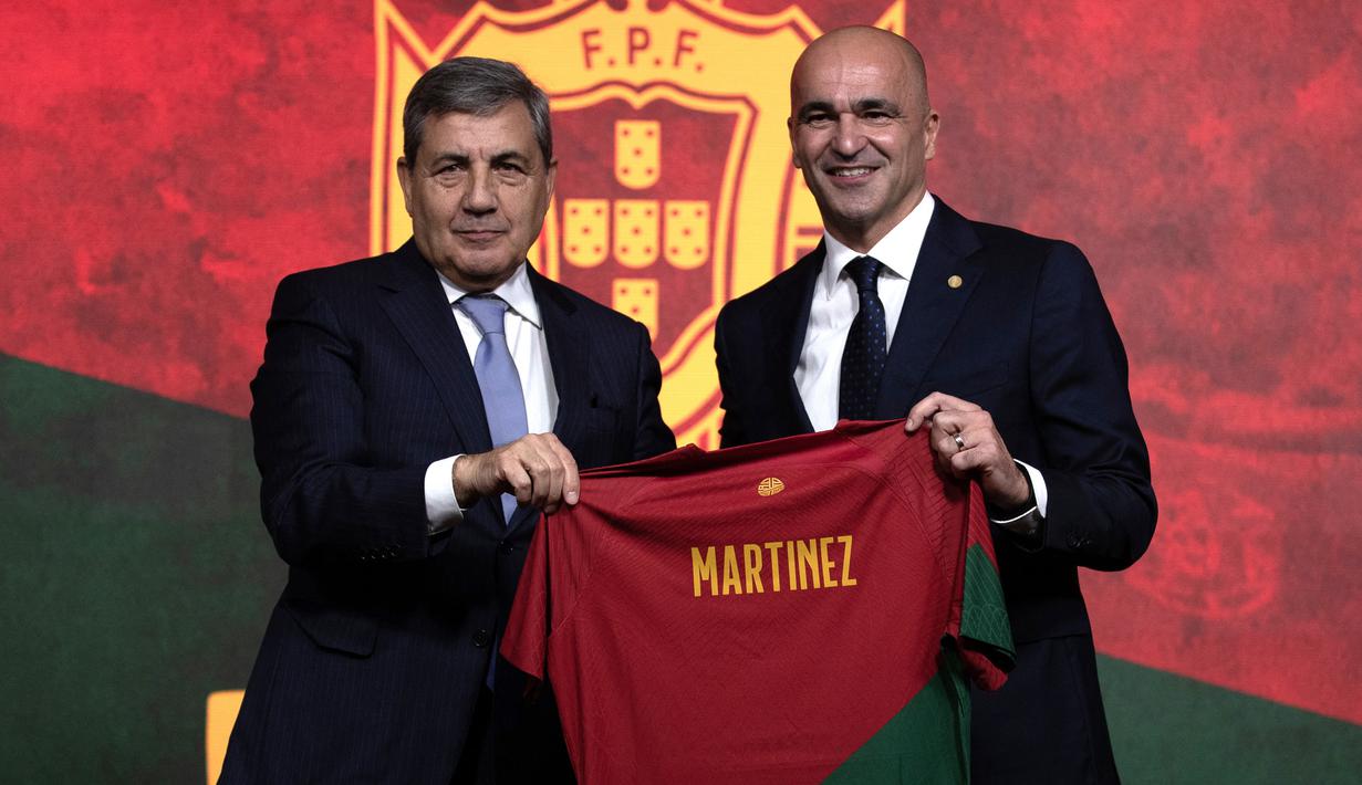 Pelatih asal Spanyol, Roberto Martinez resmi ditetapkan sebagai pelatih Timnas Portugal oleh Federasi Sepak Bola Portugal (FPF) pada Senin (9/1/2023) waktu setempat. Timnas Portugal sendiri sebelumnya telah menonaktifkan Fernando Santos dari kursi pelatih setelah kegagalan Portugal di ajang Piala Dunia 2022 lalu. Berikut daftar lima pelatih terakhir yang pernah membesut timnas berjuluk Seleccao ini. (AFP/Carlos Costa)