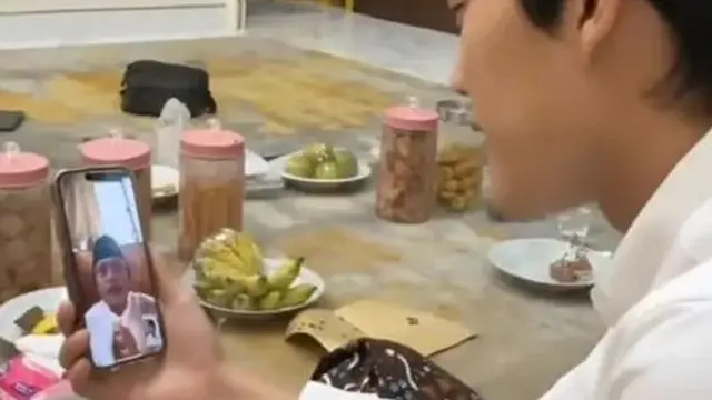 Gus Iqdam saat melakukan video call dengan pria kembarannya Reza (SS TikTok)