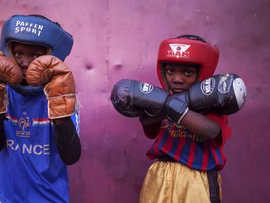 David Samba (Kiri) dan Onomo Mugabi berlatih Tinju di "Muhammad Ali's head high", Kinshasa, (4/6/2016). Dekat Stadion Tata Raphael, Kinshasa,  dimana partai "Rumble in the Jungle"  antara Muhammad Ali dan George Foreman bertemu 1974. (AFP/Ed
