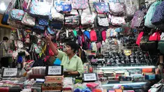 Pedagang tas dan dompet menunggu pembeli di salah satu pusat perbelanjaan di Jakarta, Jumat (11/11). Pemerintah akan menghilangkan praktek impor borongan terhadap tekstil dan produk tekstil yang merugikan industri dalam negeri. (Liputan6.com/Angga Yuniar)