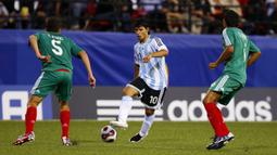 Pemain Timnas Argentina, Sergio Aguero berusaha melewati pemain Timnas Meksiko Hector Moreno (kiri) dan Omar Esparza saat laga perempat final Piala Dunia U-20 2007 di Frank Clair Stadium, Ottawa, Kanada, 15 Juli 2007. Aguero menjadi pemain Argentina lain yang berlahasil meraih pengharagaan Golden Boot dan Golden Ball. Ia menduduki klasemen topskor ajang tersebut dengan 6 gol. Aguero juga sukses membawa skuad muda Albiceleste memenangi turnamen tersebut. (AFP/Getty Images/Phillip MacCallum)
