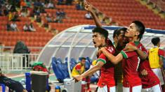 Para pemain Timnas Indonesia U-16 merayakan gol Amanar Abdillah saat melawan Thailand U-16 pada laga grup G Piala AFC U-16 di Stadion Rajamangala, Bangkok, Senin (18/9/2017). Timnas Indonesia U-16 menang 1-0. (Bola.com/PSSI)