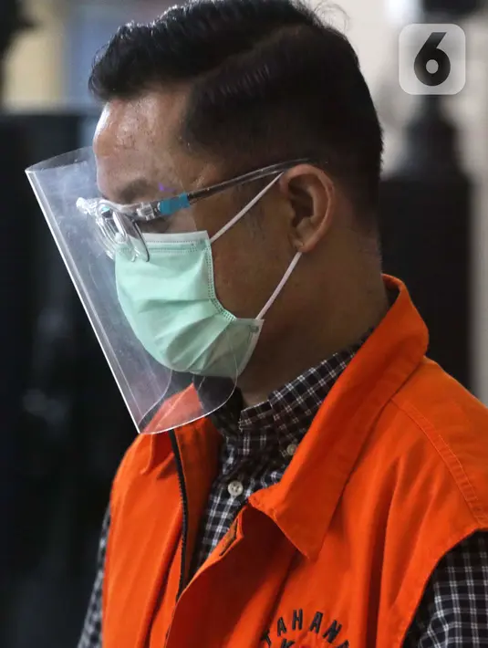 Mantan Menteri Sosial, Juliari P Batubara berjalan meninggalkan Gedung KPK usai menjalani pemeriksaan, Jakarta, Jumat (5/3/2021). Juliari Batubara diperiksa sebagai tersangka suap pengadaan paket bantuan sosial penanganan COVID-19 untuk wilayah Jabodetabek 2020. (Liputan6.com/Helmi Fithriansyah)