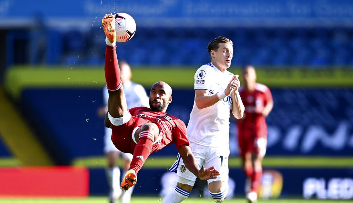 Pemain Fulham, Denis Odoi, melakukan tendangan salto saat melawan Leeds United pada laga Premier League di Stadion Elland Road, Sabtu (19/9/2020). Leeds United menang dengan skor 4-3. (Laurence Griffiths/Pool via AP)