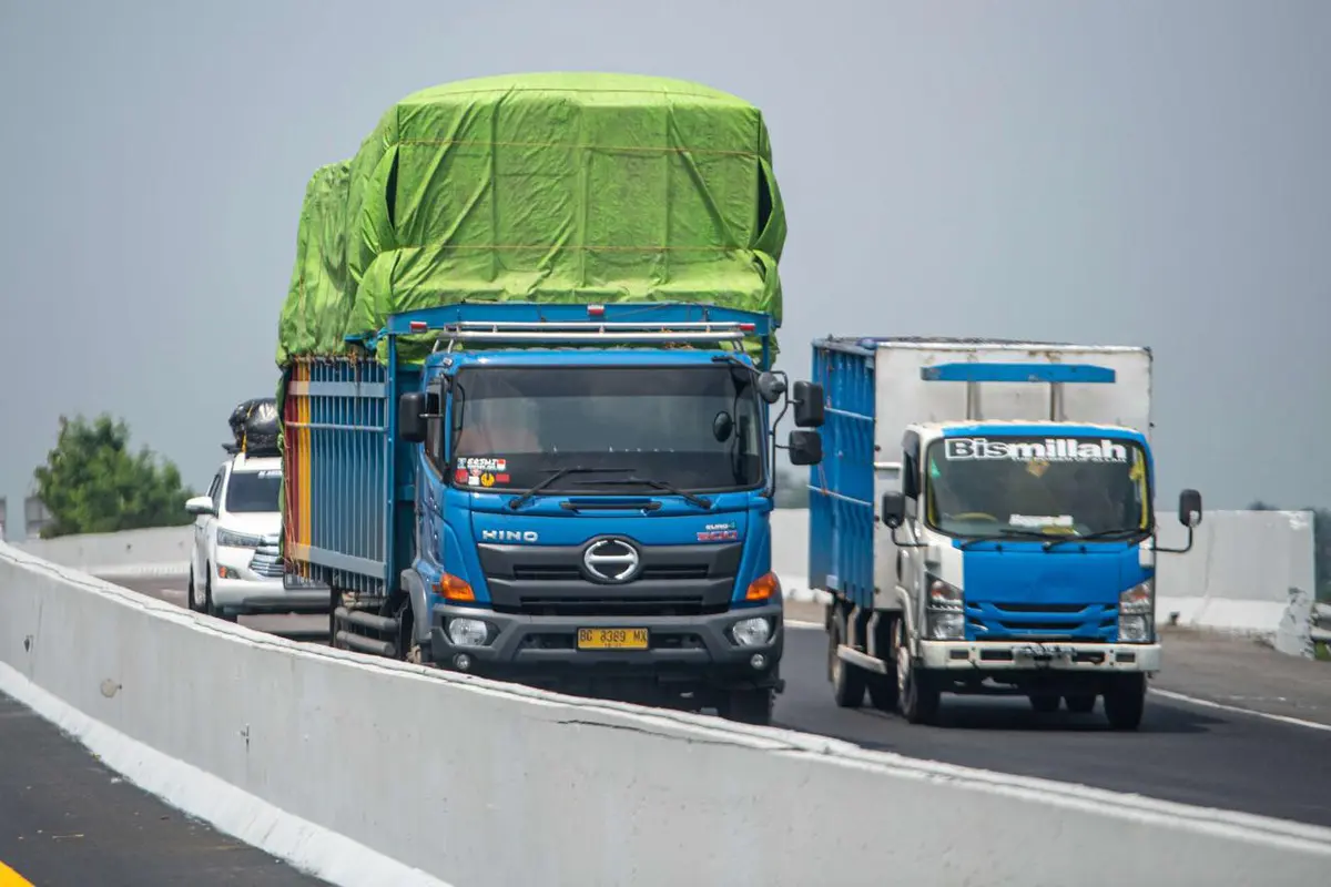 Kementerian Perhubungan (Kemenhub) melarang truk sumbu tiga ke atas lewat jalan tol hingga jalan arteri pada waktu tertentu. (Foto: Kemenhub)