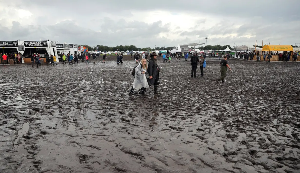 Festival musik metal Wacken Open Air dibuka dengan penonton yang berkurang setelah hujan terus-menerus membuat tanah menjadi lumpur. (Christian Charisius/dpa via AP)