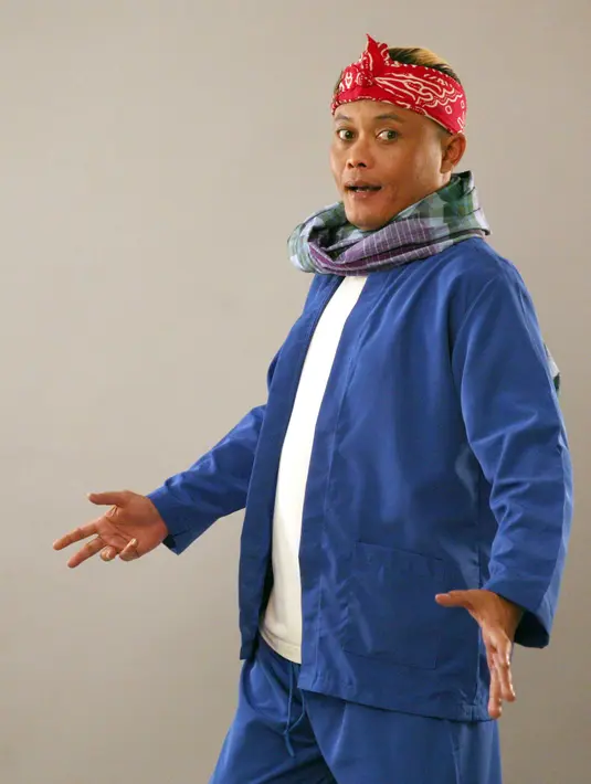 "Ikki diajak karena kan kita (penain lain) tua semua, harus ada yang mudanya. Kebetulan waktu itu Ikki lagi booming-boomingnya," ungkap Sule saat pemotretan di Studio 9 Jakarta, kawasan Antasari, Jakarta Selatan. (Nurwahyunan/Bintang.com)