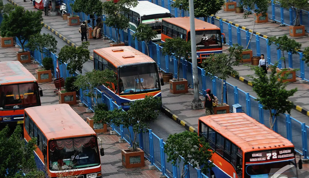 Data Dewan Transportasi DKI Jakarta menunjukkan, 63.913 dari 98.529 unit kendaraan umum dan barang yang masih beroperasi di DKI Jakarta berusia di atas 10 tahun, Jakarta, Senin (17/11/2014) (Liputan6.com/Faizal Fanani)