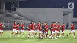 Sejumlah pesepak bola yang tergabung dalam timnas Indonesia menjalani sesi latihan terbuka jelang hadapi China di Stadion Madya, Kompleks Gelora Bung Karno, Jakarta, Senin (2/5/2025). (Liputan6.com/Angga Yuniar)