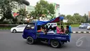 Di Jalan Raya Bogor, Jakarta, sejumlah warga menggunakan mobil bak terbuka untuk bersilaturahmi, Kamis (31/7/14). (Liputan6.com/Faizal Fanani)