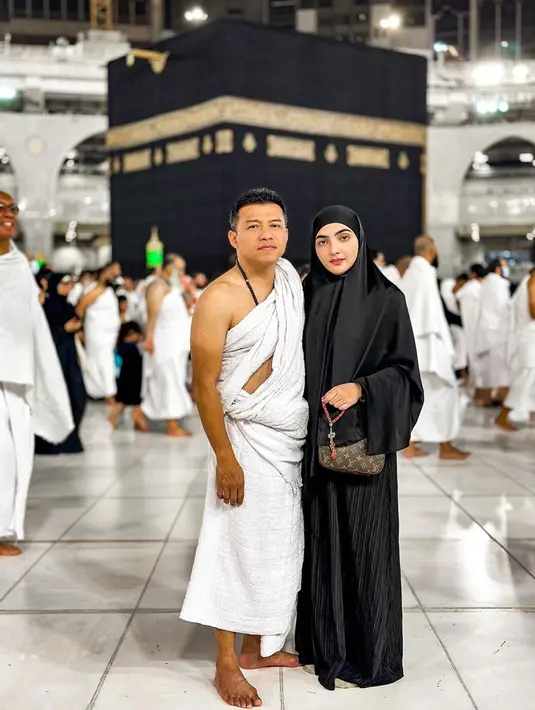 Ashanty juga membagikan momen bersama sang suami saat berada di depan kabah. Dirinya begitu bersyukur bisa menjalani puasa Ramadhan sekaligus umroh. (Liputan6.com/IG/@ashanty_ash)