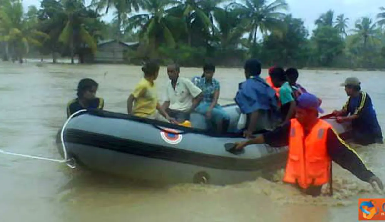 Citizen6, Malaka: Tim Tagana sementara evakuasi masyarakat menggunakan perahu karet.