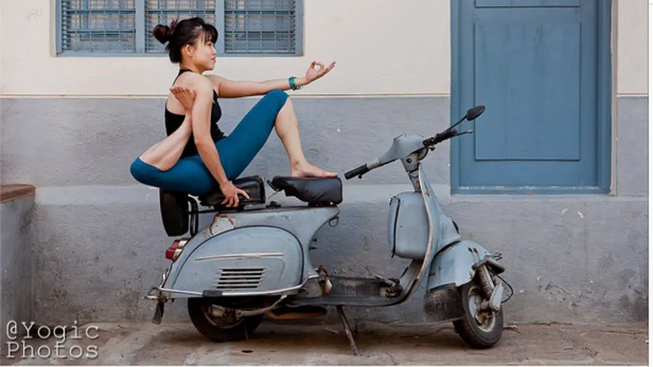 Di Atas Pohon hingga Motor, Aksi Yoga Bisa Seseru Ini