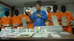 Ketua BNN Budi Waseso saat menunjukkan barang bukti hasil sitaan tindak pidana pencucian uang (TPPU)  di kantor BNN, Jakarta, Jumat (28/4). Budi Waseso mengatakan, dari kasus tersebut, ada enam tersangka yang dibekuk. (Liputan6.com/Helmi Afandi)