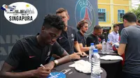 Timothy Weah saat memberikan tanda tangan kepada fan PSG di ICC Singapura, Kamis (26/7/2018). (Bola.com/Wiwig Prayugi)