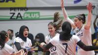 Para pevoli&nbsp;Bandung BJB Tandamata bersuka cita menyambut kemenangan atas Gresik&nbsp;Petrokimia Pupuk Indonesia pada final four&nbsp;PLN Mobile Proliga 2023 di GOR Tridharma Gresik, Sabtu (25/2/2023). (Dok. Proliga)