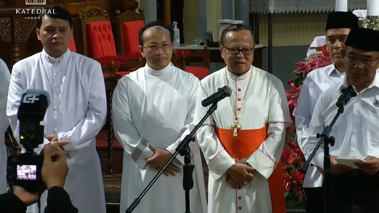 Menko PMK Muhadjir Effendy di Gereja Katedral, Jakarta, Minggu (24/12/2023).