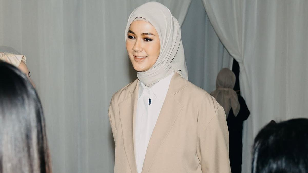6 Gaya Lady Boss ala Paula Verhoeven, Pesona Kecantikan Perempuan Mandiri dan Serba Bisa