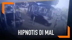 Mendapat laporan gerombolan penghipnotis di sebuah mal, beberapa satpam coba hentikan aksi mereka hingga ditabrak.