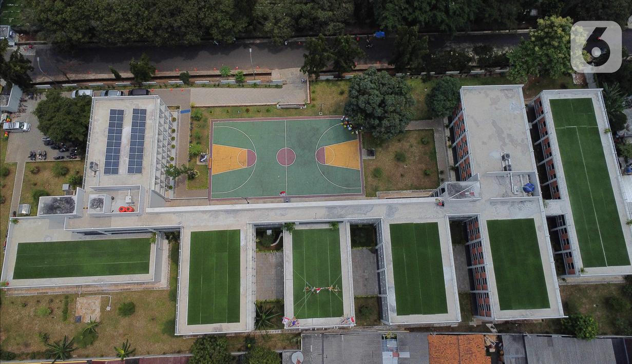 Foto udara memperlihatkan bangunan SDN Ragunan 08 yang termasuk sekolah berkonsep net zero carbon di Jakarta, Kamis (29/9/2022). Direncanakan pada tahun 2023 akan bertambah 20 sekolah lagi yang menerapkan konsep net zero carbon atau bangunan dengan emisi rendah. (Liputan6.com/Herman Zakharia)