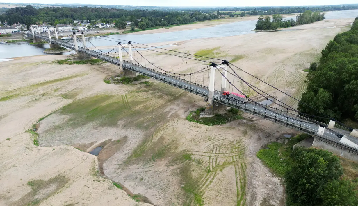 Foto udara menunjukkan jembatan di atas dasar Sungai Loire yang mengering di Saint-Georges-sur-Loire, Prancis barat pada 1 Agustus 2023. (AFP/Damien Meyer)