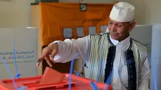 Pemilih memasukkan kertas suara di sebuah TPS di Sabha, Selatan Libya, (25/6/2014). (REUTERS/Saddam Alrashdy)