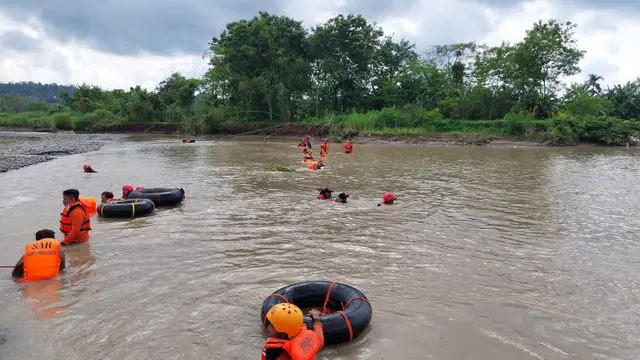 Pencarian dua pemancing yang hilang terseret 2 pemancing di Sungai Kacangan, Purbalingga, Jawa Tengah. (Foto: Liputan6.com/Basarnas)