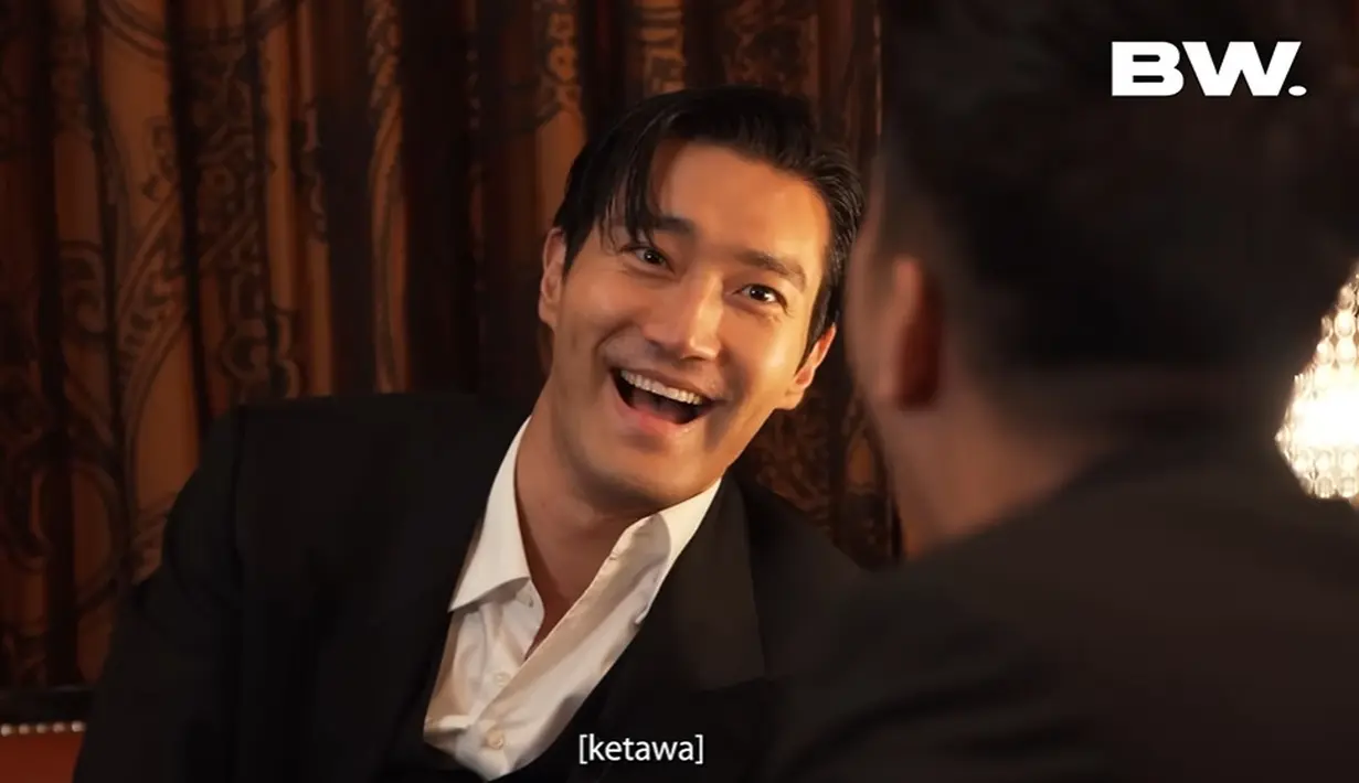 Choi Siwon setuju dengan pendapat ini. Dia bahkan menyebut bahwa Boy lebih tampan darinya. (Foto: YouTube/ BW.)