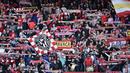 Suporter Atletico Mandrid terus memberikan dukungan kepada timnya saat melawan Granada CF pada lanjutan La Liga Spanyol di Stadion Vicente Calderon, Madrid (17/4/2016) malam WIB. (AFP/Gerard Julien)