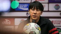 Pelatih kepala Timnas Indonesia, Shin Tae-yong memberikan keterangan saat konferensi pers menjelang laga FIFA Match Day antara Timnas Indonesia melawan Timnas Curacao yang berlangsung di Hotel Harris Citylink, Bandung, Jumat (23/06/2022). (Bola.com/Bagaskara Lazuardi)