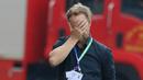 Ekspresi kecewa pelatih kepala Timnas Thailand U-23, Alexandré Pölking usai melakukan protes terhadap wasit saat laga semifinal sepak bola SEA Games 2021 antara Thailand melawan Indonesia di Stadion Thien Truong, Nam Dinh, Vietnam, Kamis (19/5/2022). (Bola.com/Ikhwan Yanuar)
